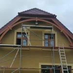 Dom w Murowanej Goślinie — szerszy widok z rusztowaniem podczas budowy