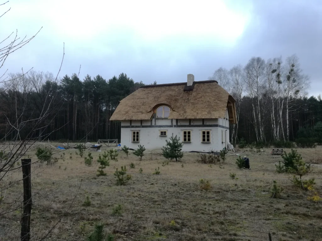Wole oko na domu krytym strzechą — realizacja, widok z zewnątrz
