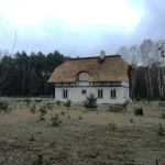 Wole oko na domu krytym strzechą — realizacja, widok z zewnątrz