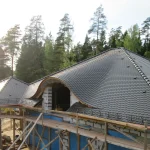 Wole oko 770×165 cm pokryte karpiówką na domu w budowie — rusztowania, widok z boku — firma Wole Oko