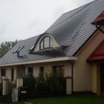 Wole oko na domu jednorodzinnym — widok z boku, ciemna karpiówka — firma Wole Oko
