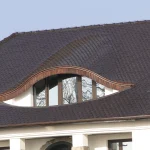 Wole oko z łukowym balkonem pokryte dachówką karpiówką — zbliżenie — firma Wole Oko